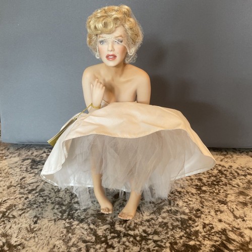 Marilyn monroe bench - monroe,