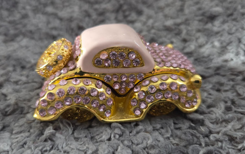 Vintage metal enamel pink - &,