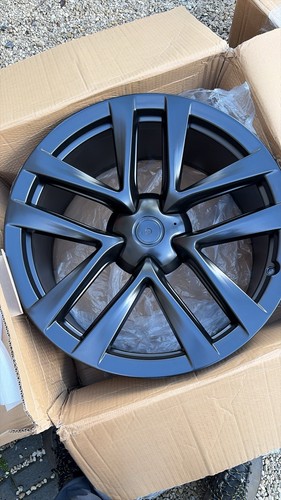 Tesla model plaid - s,