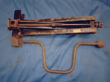 JAGUAR DAIMLER CAR LIFTING