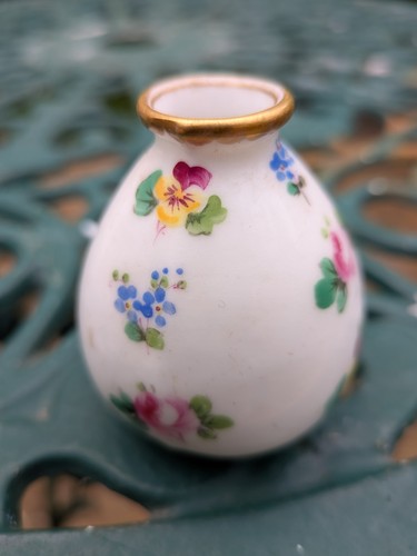 Royal doulton miniature vase - royal,