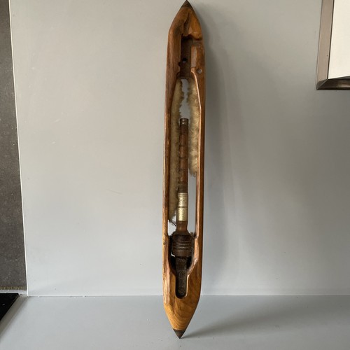 Weaving shuttle with - weaving,