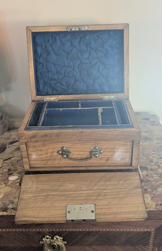 Victorian walnut jewellery - ,