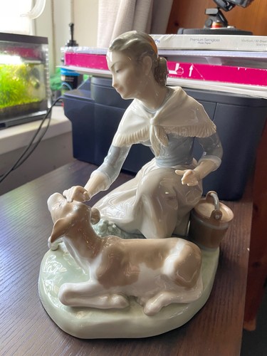Lladro 4827 carressing a - ‘,