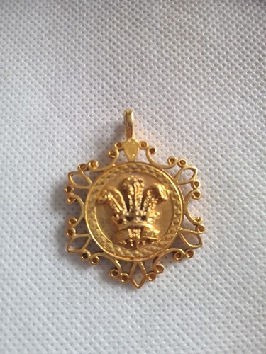 Vintage gold tone prince - gold,
