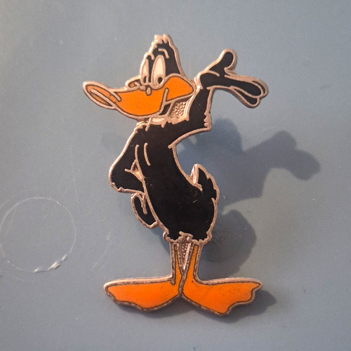 Daffy duck warner bros enamel - daffy,