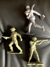 1963 LOUIS MARX 6” WWII TOY SOLDIER VINTAGE PLASTIC FIGURES x 3 . 2 GOOD , 1 NOT