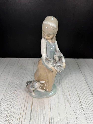 Lladro 1309 girl with cats - #1309,