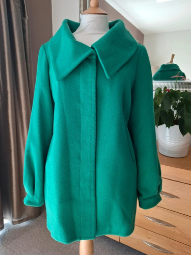 Planet green statement collar