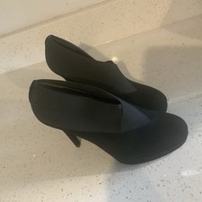 STUART WEITZMAN Russell &