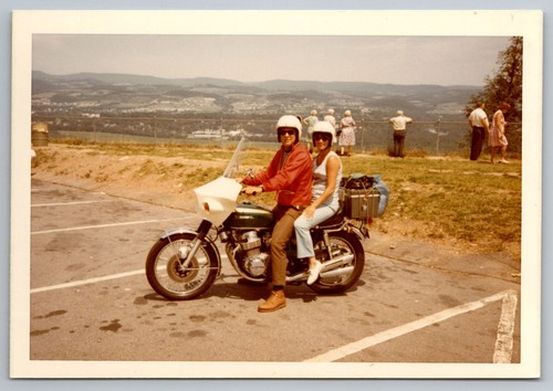 Couple motorcycle vintage - on,