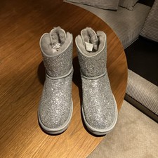  Ugg  mini Bailey Bow boots size 7 uk , tried  on only £185