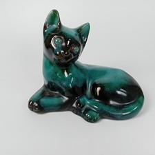 Seated glazed pottery cat figurine - possibly Blue Mountain pottery. 20 cm long.