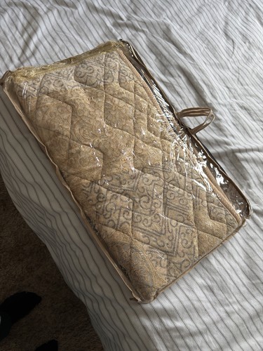Beige padded prayer - padded,