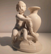 Royal Worcester Cherub & Urn Vase.   C.1862. Bance De Chine. 