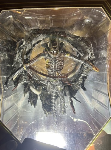 Neca alien romulus - romulus, suspended