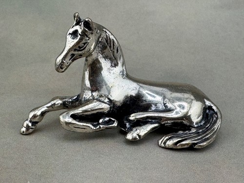 Horse lying down 800 - horse,