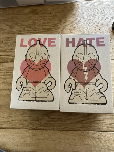 Rare kidrobot kr11 love hate - rare,