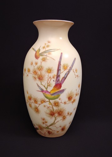 Crown ducal vase - blush, ivory