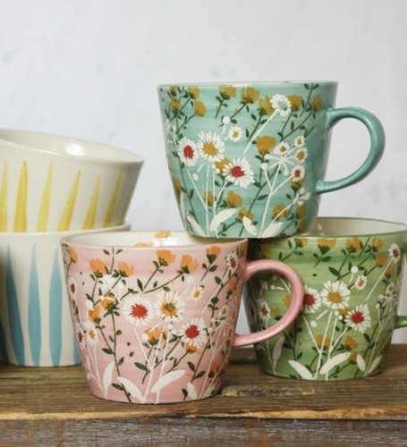Wild daisy mug pink green - in,