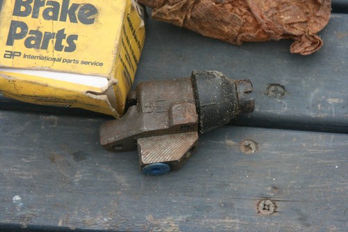 Lockheed wheel cylinder 0976 - cylinder,
