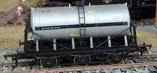 Dapol OO Gauge 6 Wheel Milk Tanker - Graffiti Limited Edition