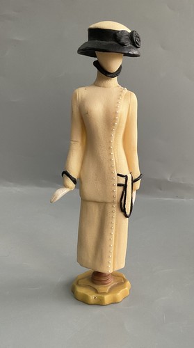 Afternoon stroll figurine from - figurine,