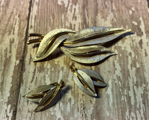 Vintage jonette enamel leaf - jj,