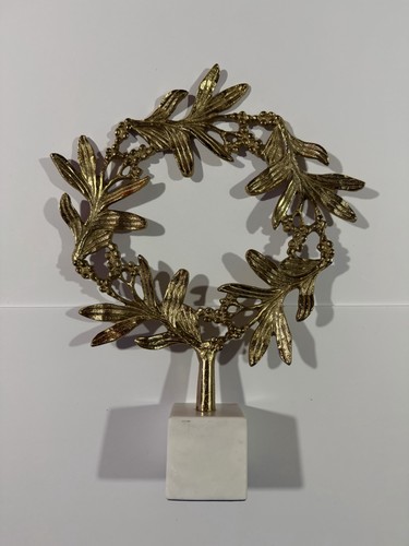 Laurel wreath sculpture on - wreath",