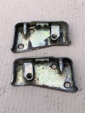MGB MIDGET SPRITE (1968-80) RH & LH DOOR LOCK CATCH STRIKER PLATES WITH BUFFERS