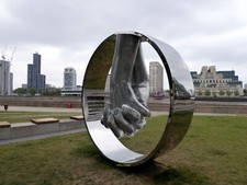 Photo 6x4 Lorenzo Quinn