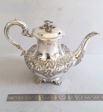 QUALITY , CRESTED , REGENCY ANTIQUE SOLID SILVER COFFEE POT. 879 gms.  LON. 1834