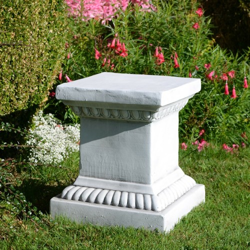 Low square plinth white - low,