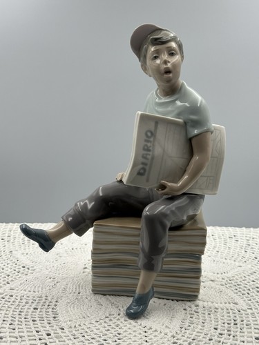 Lladro nao newspaper boy - lladro,