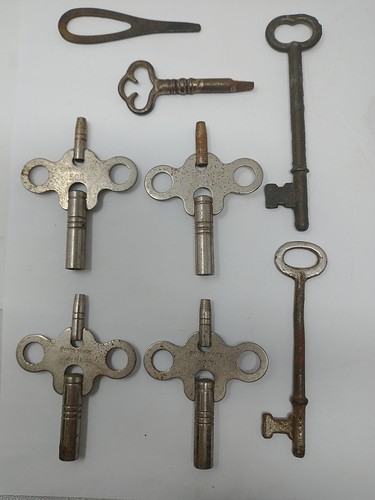 Lot eight antique key clock - key,