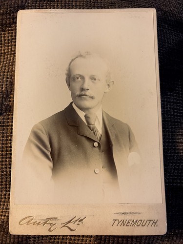 Victorian cabinet card photo - cabinet,