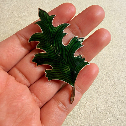 Vintage holly leaf brooch - holly, gold