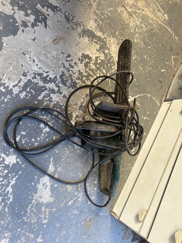 Electric chainsaw works - chainsaw,