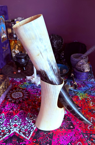 Drinking horn cup with - cup,