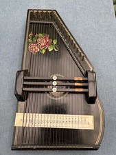 Auto Harp With Rose Motif. Made in Germany