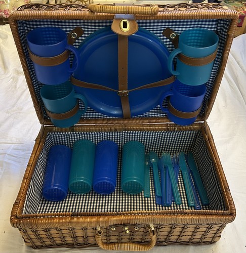 Vintage wicker picnic - wicker, hamper