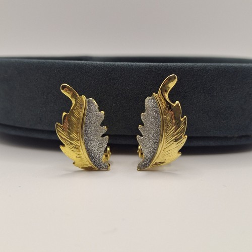 Vintage gold tone leaf clip - gold,