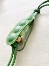 Loewe Pea pod charm in classic
