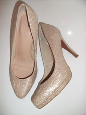 Ladies Shoes Size 6 1/2 Gold
