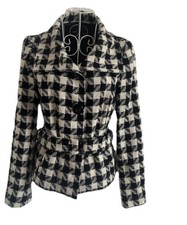 Size Medium 8 black and white