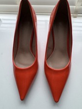 ORANGE PATENT KITTEN HEEL SHOES. SIZE 5 (38)