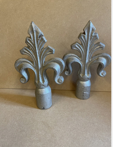 Cast metal finial fleur lis - fleur, de