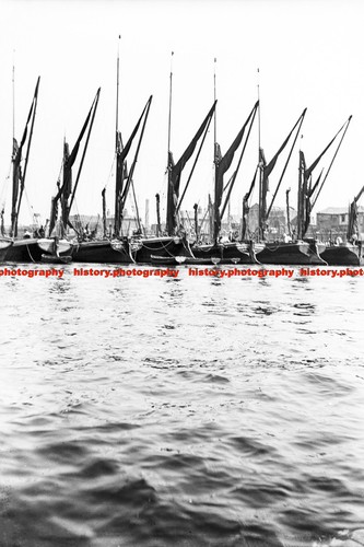 F000187 topsail barges - topsail, at