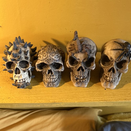 Set resin skulls in - 4,