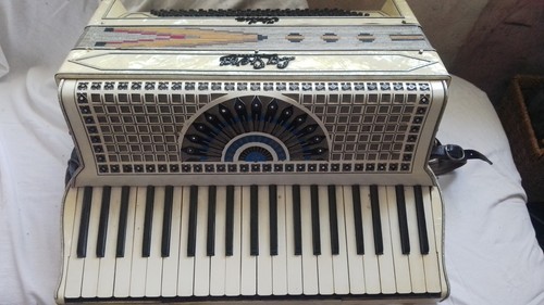 Piano accordion used